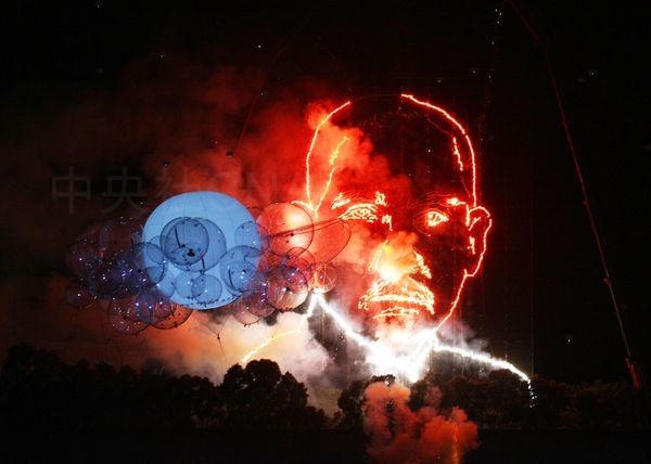 「中華民國建國一百年跨年慶典」12月31日晚間在大佳河濱公園生態劇場舉行，12時一過，現場施放國父肖像煙火。