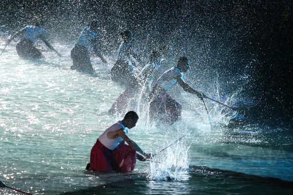 「中華民國建國一百年跨年慶典」在花博大佳河濱公園生態劇場舉行，表演團體優人神鼓不畏低溫，在水中演出。