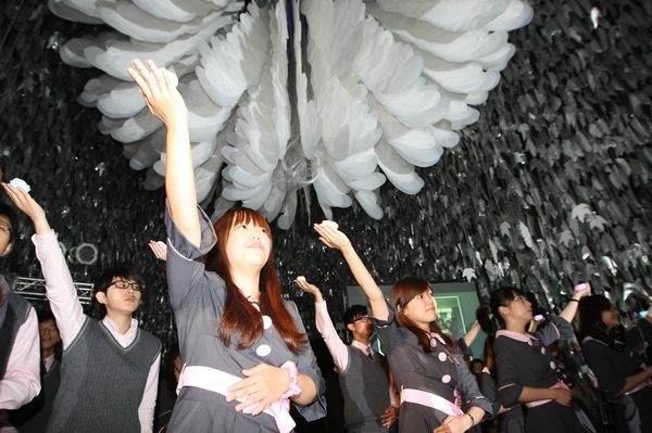 台北花博夢想館4月24日閉幕儀式，夢想館工作人員合唱夢想館主題曲「每朵花，每個夢」，互相擁抱、互道再見。