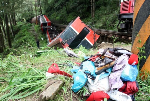 阿里山森林鐵路神木支線小火車4月27日發生翻覆意外，至少造成6人死亡，數十人受傷，現場散落遊客物品。