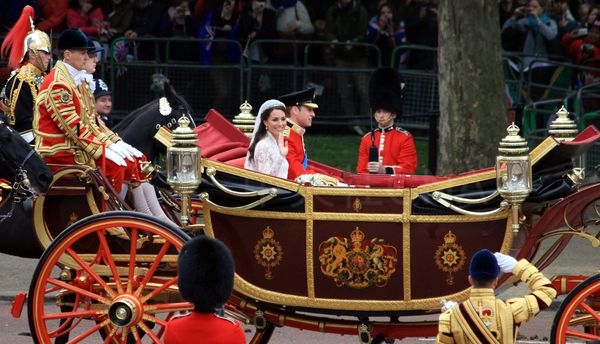 英國威廉王子與凱特密道頓在倫敦西敏寺結婚，典禮結束搭乘皇家馬車前往白金漢宮，沿途受到民眾的熱烈歡呼，美麗王妃向大家揮手致意。