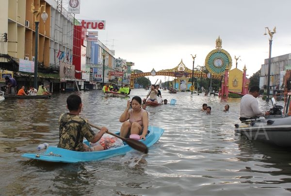 泰國大城省（Ayutthaya）水災災情10月9日更加嚴重，市區一條主要道路水淹近2公尺，居民必須以小船進出。