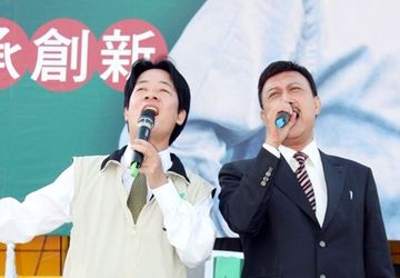 賴清德參選大台南市長，立委余天上台高歌助陣。中央社檔案照片