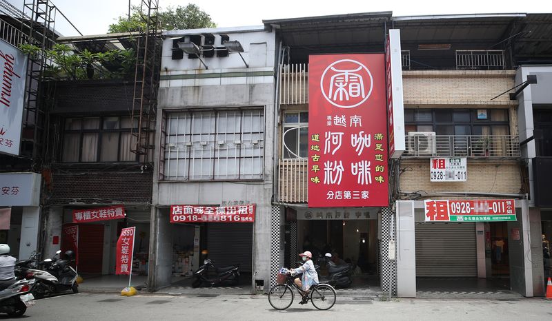 高雄房屋店面出租 三多商圈一樓黃金店面出租 高雄前鎮區一心二路61號 新中環大樓