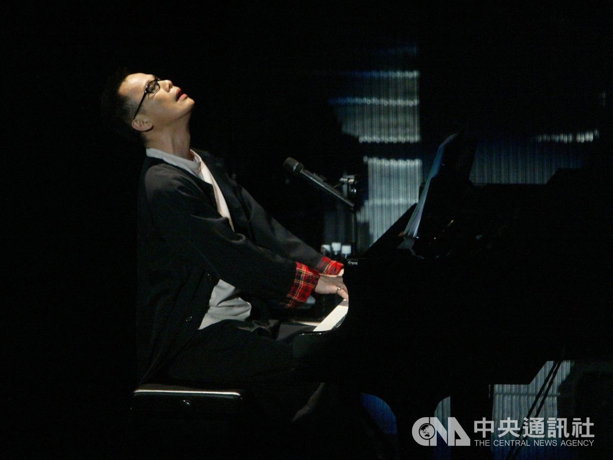 創作秉持對時代的真心 出身醫生世家的羅大佑,從小學鋼琴、吉他