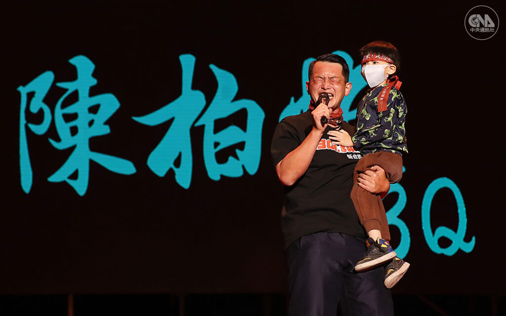 立委陳柏惟罷免案以77899票通過，他成為史上第一位被罷免的立委。圖為藝文界在投票前一晚舉辦音樂會相挺，陳柏惟壓軸登場，並邀請小支持者上台集氣。