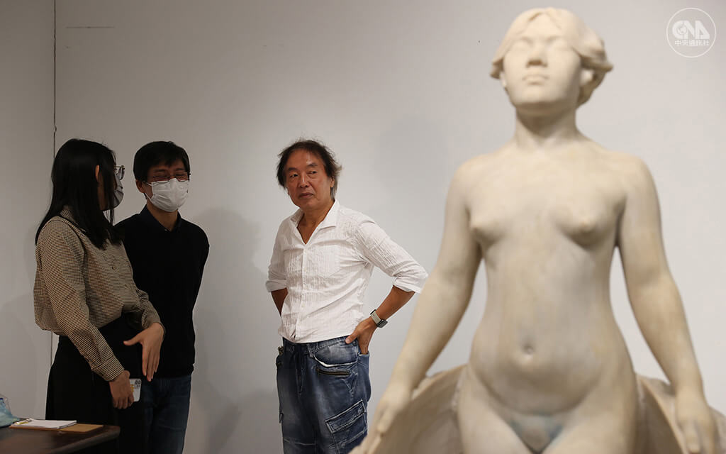 台灣雕塑家黃土水的裸體雕像「甘露水」匿蹤多年重現江湖，今年正好是該作品入選日本帝國美術展覽會一世紀。日籍修復師森純一（左3）花半年以上時間修復，清除近50年累積的墨漬污垢，12月中起在北師美術館展出。