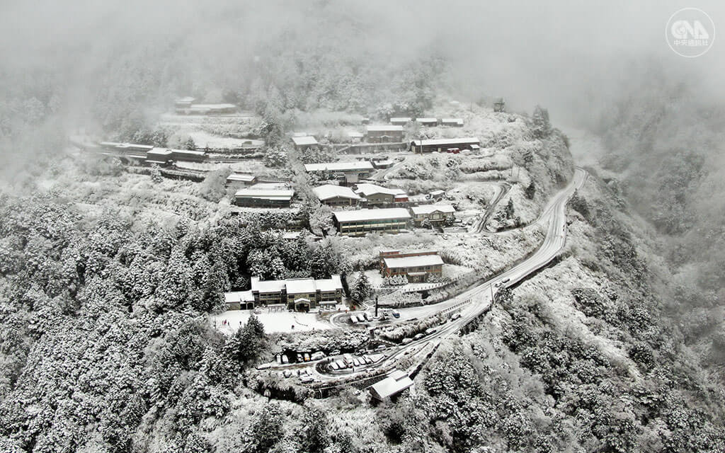 1月寒流發威，陽明山、合歡山、拉拉山降雪，太平山國家森林遊樂區8日清晨積雪達3公分，太平山莊在白雪覆蓋下，成了一座雪中山城。