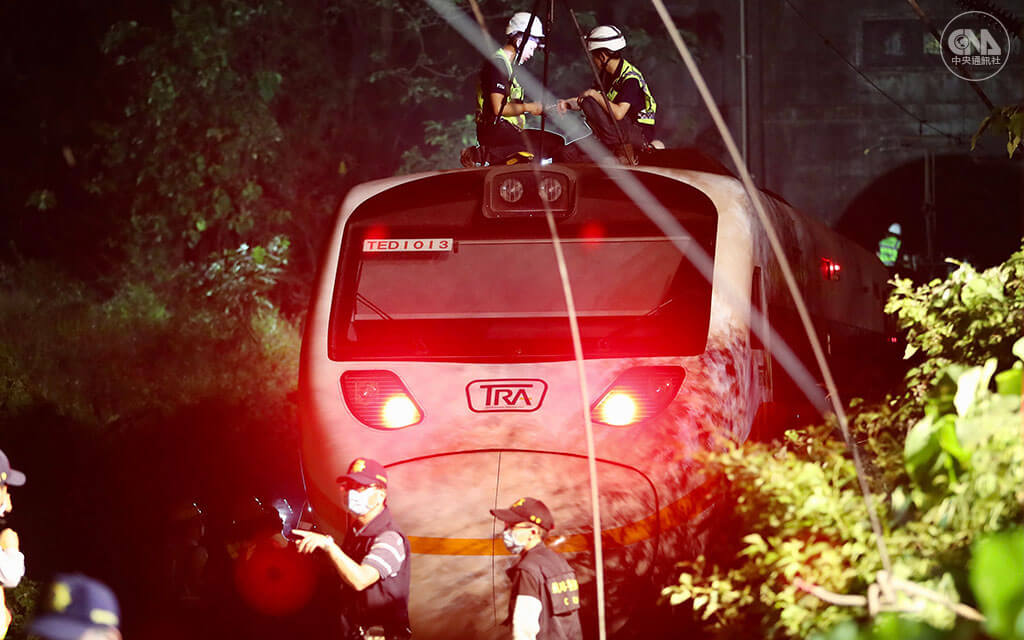 台鐵明隧道工程承包商李義祥等人違規施工，不慎造成吊卡車墜落軌道，造成太魯閣號出軌事故49死、逾200傷，檢方依過失致死罪起訴；被指控管理鬆散的台鐵也承諾檢討改革。