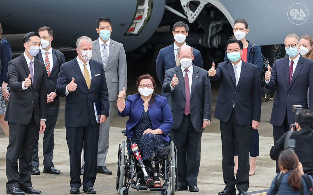 美國參議員達克沃絲（前左3）、蘇利文（前左2）及昆斯（前右3）搭乘美軍C-17運輸機抵台，宣布贈台75萬劑COVID-19疫苗。