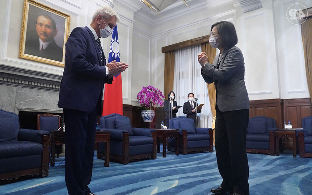 無懼中國駐法大使施壓，法國參議院友台小組主席李察（左） 率跨黨派議員訪台。總統蔡英文（右）頒授李察勳章，表彰他對台法關係的貢獻。