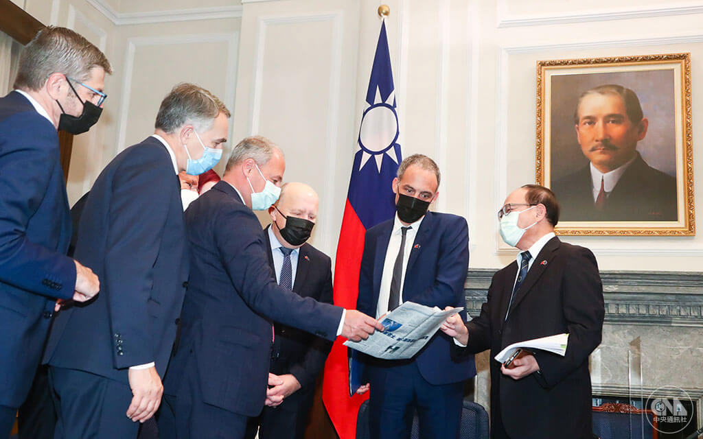 歐洲議會「外來勢力干預歐盟民主程序（含假訊息）」特別委員會主席格魯克斯曼（右2）率團訪台，首次官方訪問意義重大。圖為訪團成員分享台灣報紙報導歐洲議會訪台相關新聞。