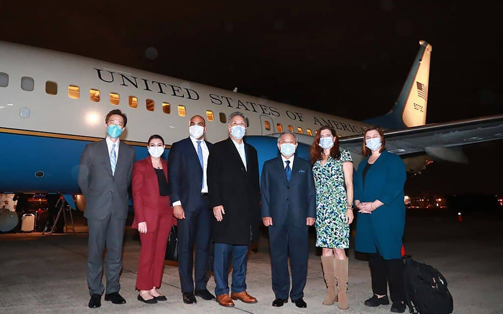 美國眾議員高野（中）11月25日率團搭乘美國行政專機抵台，是美國國會一個月內第二度組團訪台。