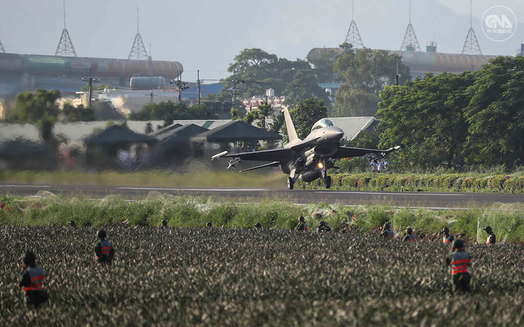 共機頻擾台灣西南方海空域，漢光演習驗證國軍對西南空域戰術戰法，完成戰機史上首次在佳冬戰備道起降，模擬屏東機場跑道遭炸毀後，佳冬戰備道再戰的應變能量。