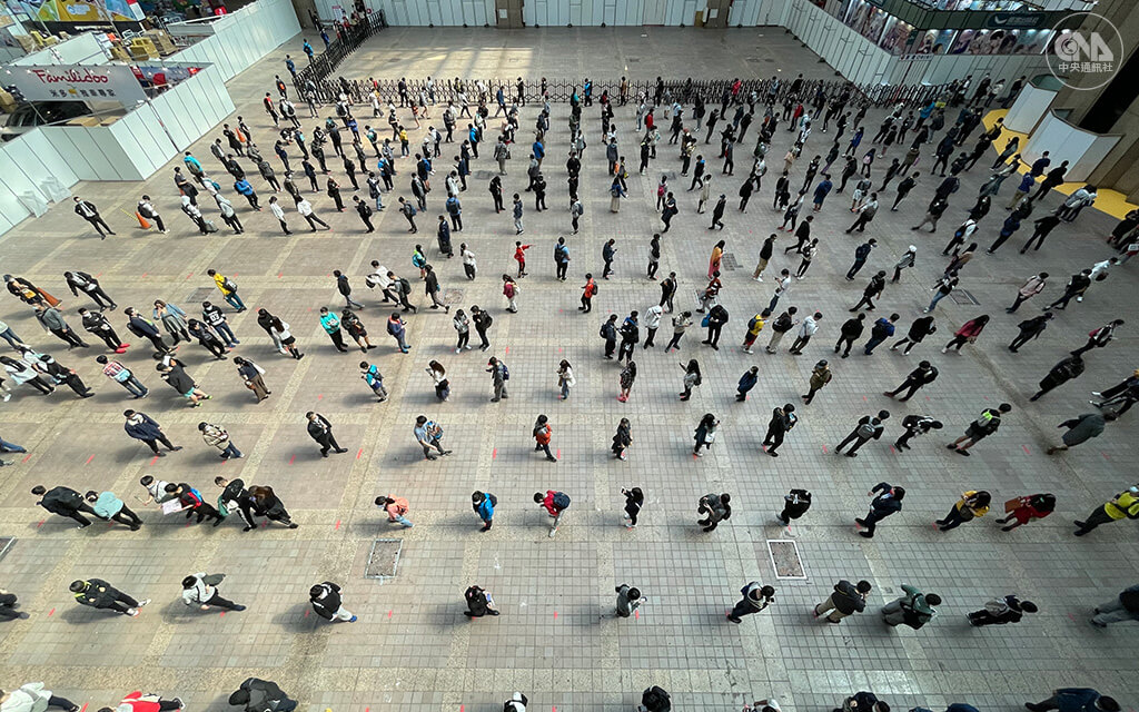 衛福部桃園醫院群聚感染，台北國際動漫節照常登場，但為防堵疫情祭出分流入場、實名制等措施，動漫迷一早排隊等著進場，在現場嚴守社交距離，井然有序。