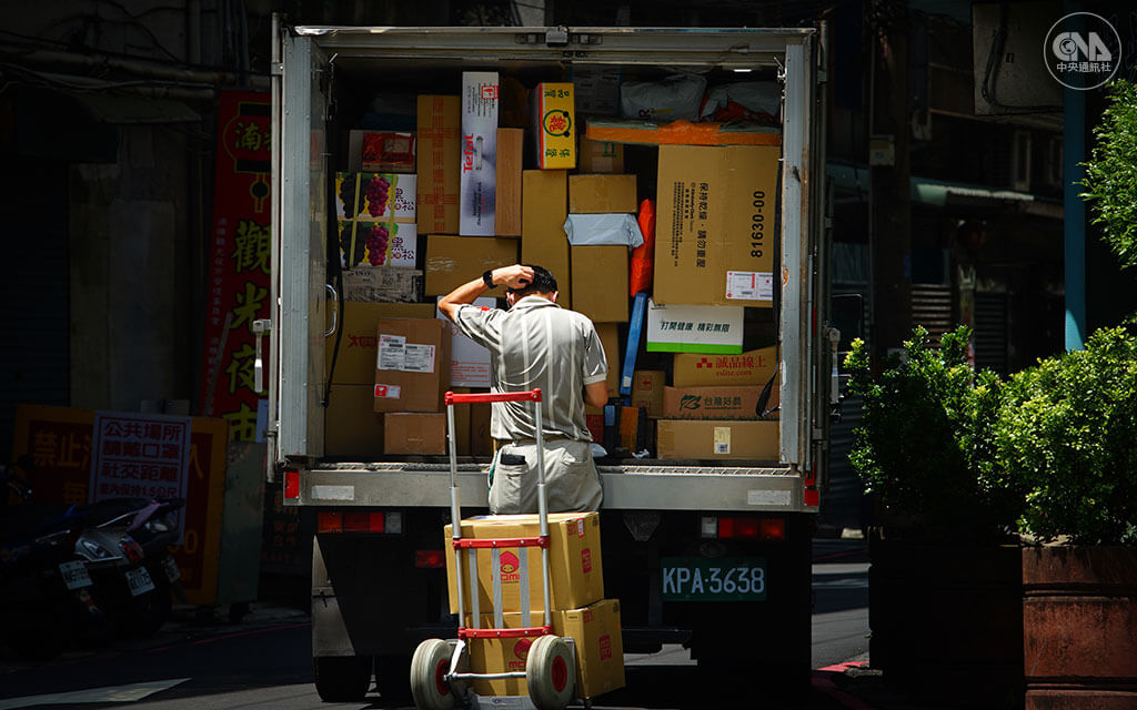 民眾因應防疫減少外出採買，帶動網路購物需求，訂單爆量，宅配貨運業在疫情下更忙碌，物流人員載運整車的貨品穿梭在大街小巷間逐一配送。