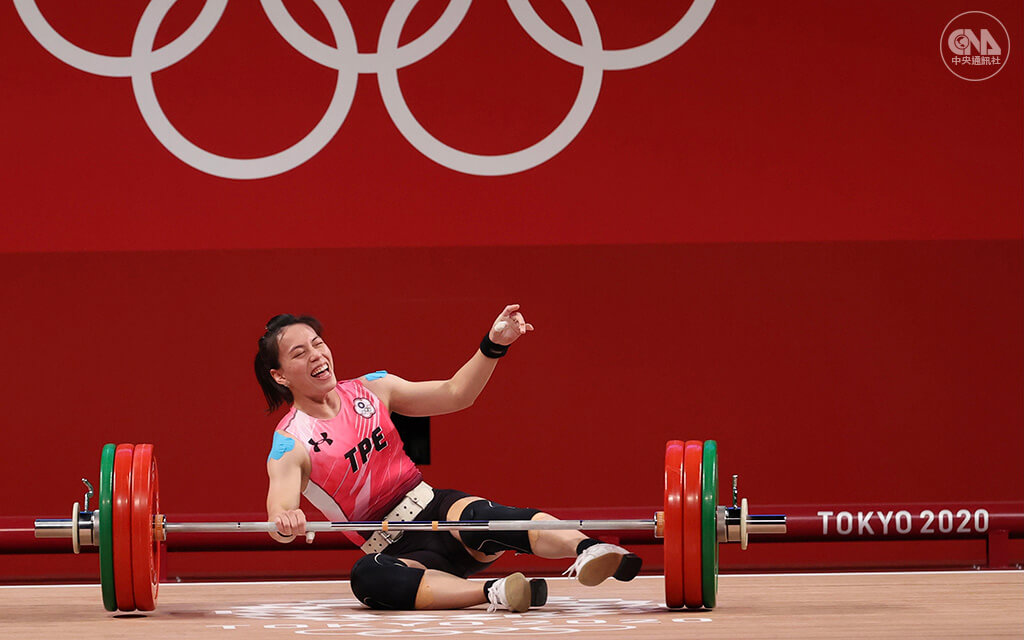 「舉重女神」郭婞淳參加東京奧運女子舉重59公斤級，替台灣摘下東奧首面金牌。儘管第3次挺舉挑戰141公斤世界紀錄失敗，郭婞淳跌坐地上，臉上仍露出燦爛笑容。