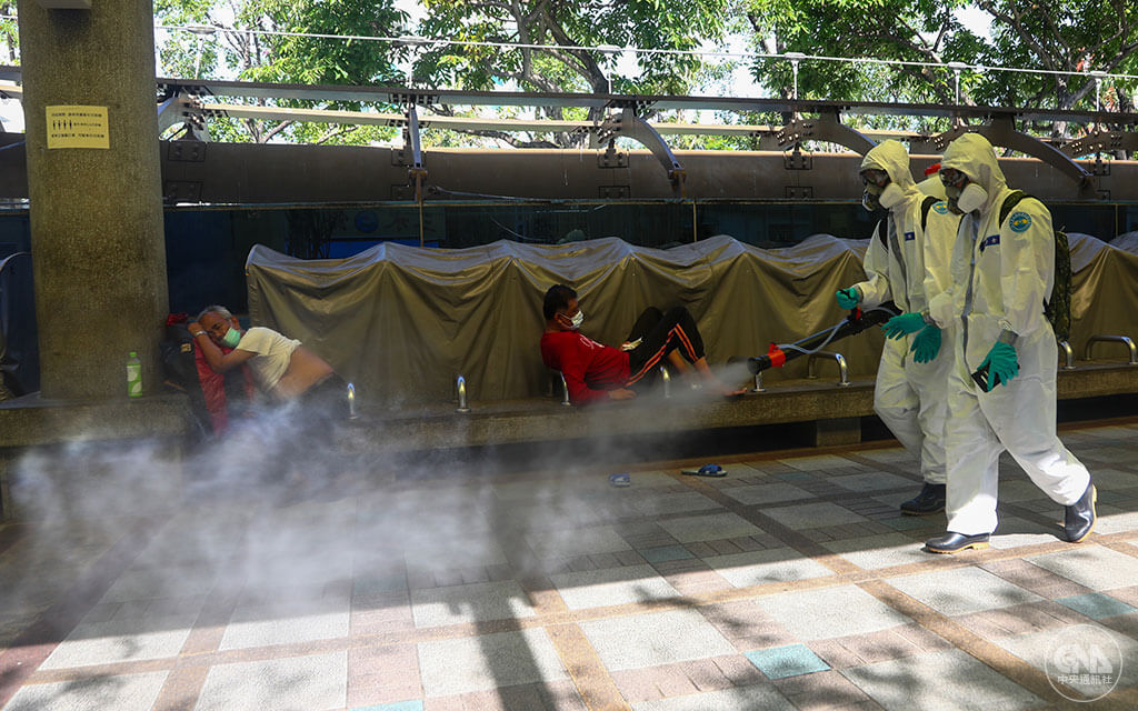 台北市萬華茶藝館5月爆發群聚感染，成疫情重災區，雙北5月15日升級防疫三級警戒。國軍33化學兵群到街友聚集的龍山寺前廣場，噴灑消毒水大消毒。