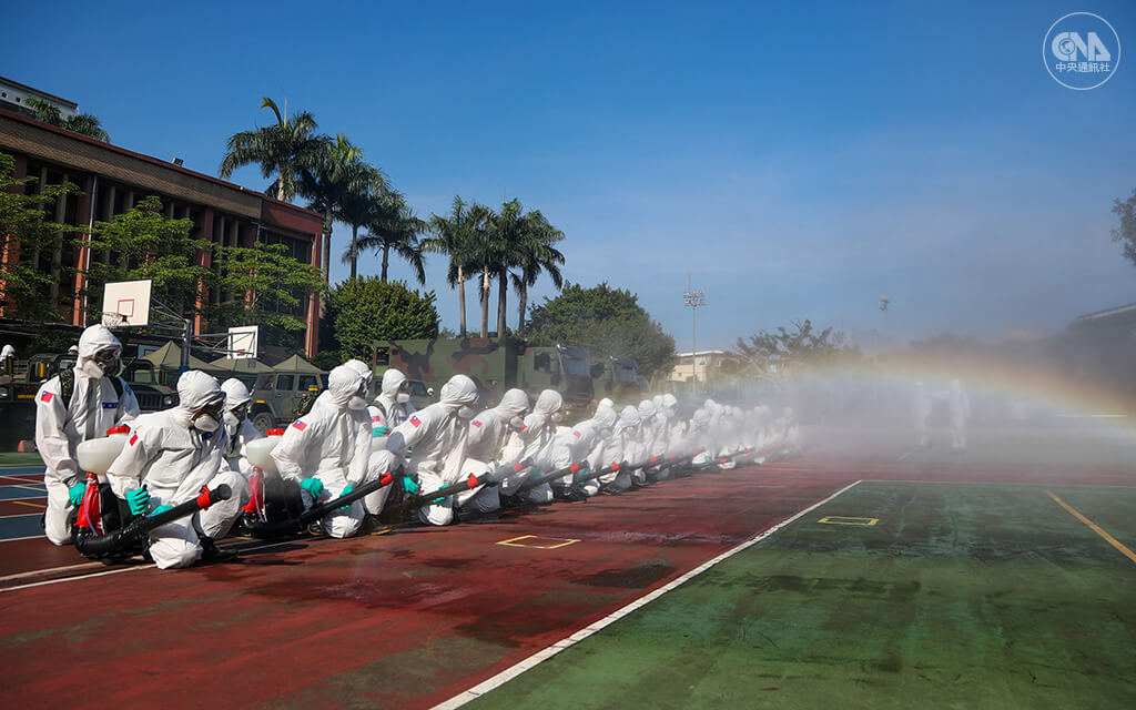 國軍33化學兵群挺進台北市萬華區，在人潮聚集點、各街道巷弄及校園操場進行地毯式消毒，藥水噴灑時，在陽光照射下出現彩虹。