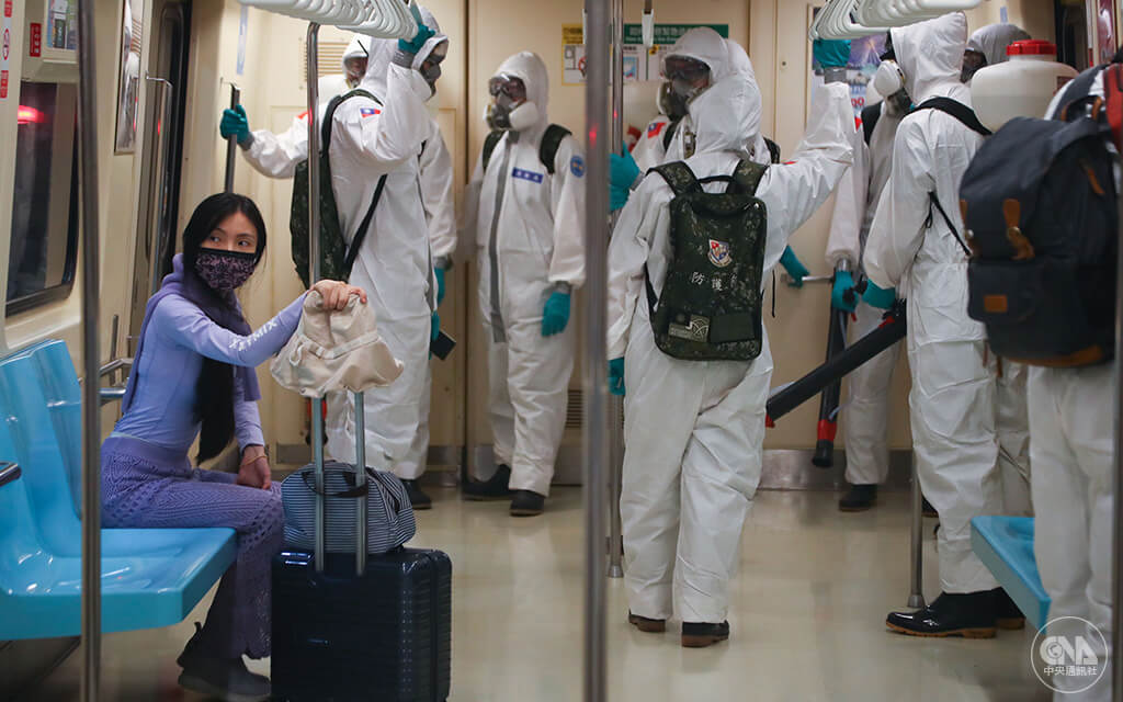 國內三級警戒期間，外出人潮銳減，大眾運輸系統運量降低，台北捷運車廂內僅有零星民眾與支援消毒的國軍化學兵搭乘。