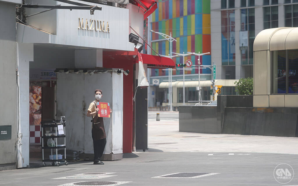 台灣5月中旬至6月中，每天本土新增個案破百例，大多集中於雙北地區。新北市在多處設篩檢站提升篩檢量能，一名篩檢陽性的民眾在板橋江翠篩檢站等待車輛接駁準備隔離。
