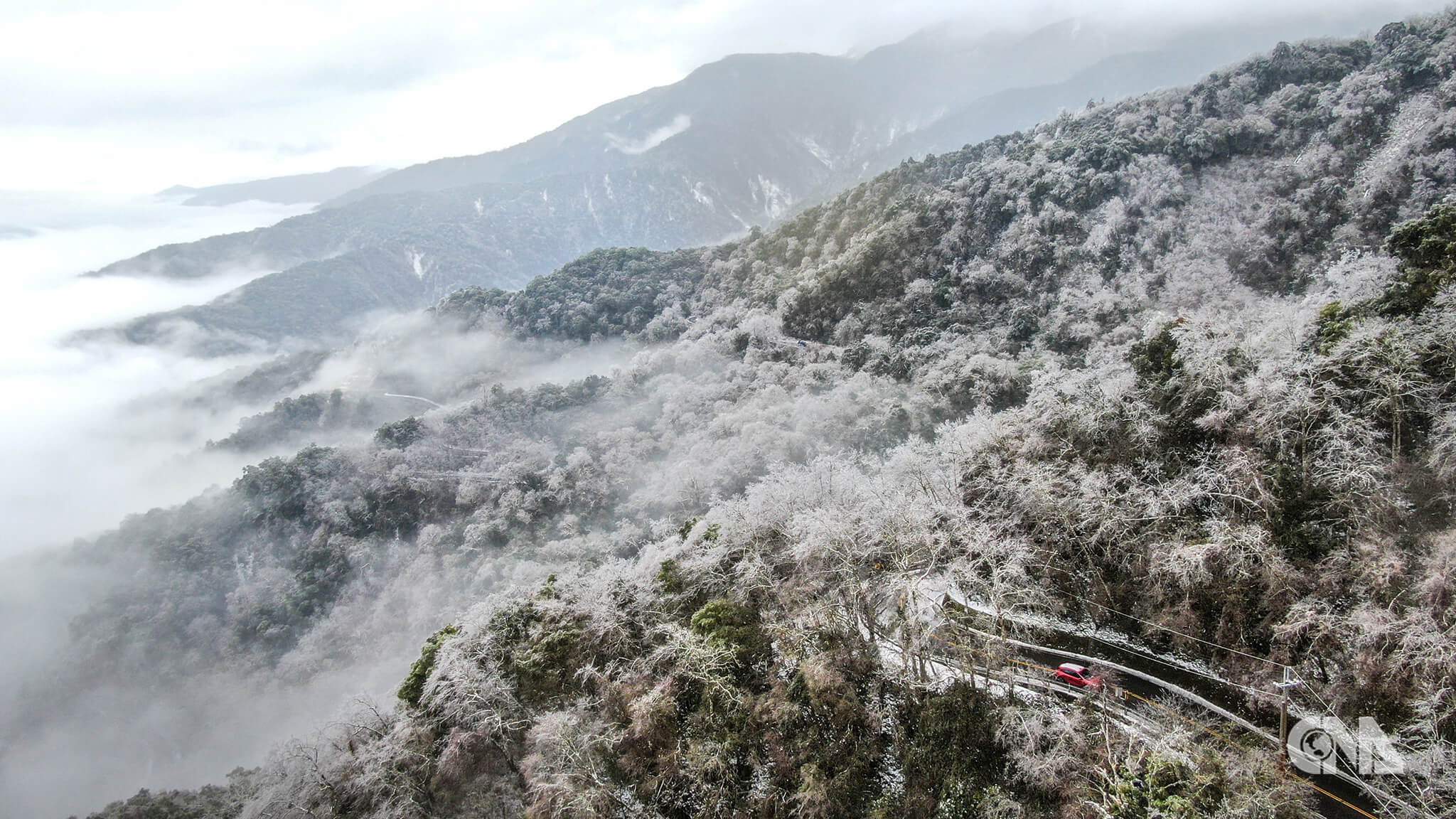 寒流來襲，玉山、合歡山、太平山、陽明山多處山區降雪。宜蘭縣大同鄉思源埡口山頭染上一層銀白，搭配山巒間雲霧飄渺，形成難得美景。