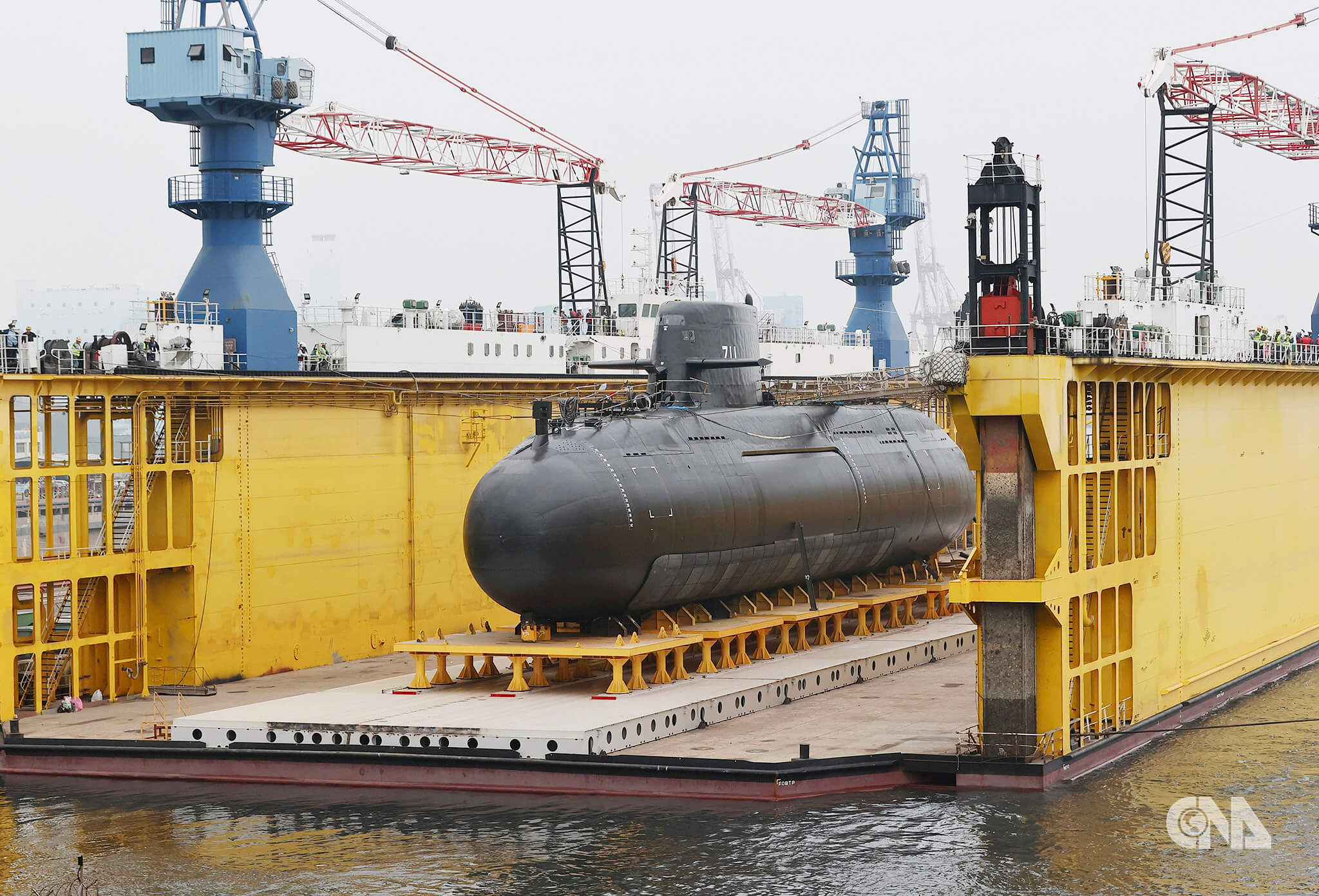 台灣首艘國造潛艦「海鯤軍艦」自109年11月開工，歷經台船、海軍及友盟國家協力研製，去年舉行下水典禮。海軍參謀長邱俊榮表示，預計114年4月1日起海上測試，並在11月交艦。圖為海鯤軍艦從台船海昌工廠前移至乾塢後，執行第1階段浮塢拖帶。