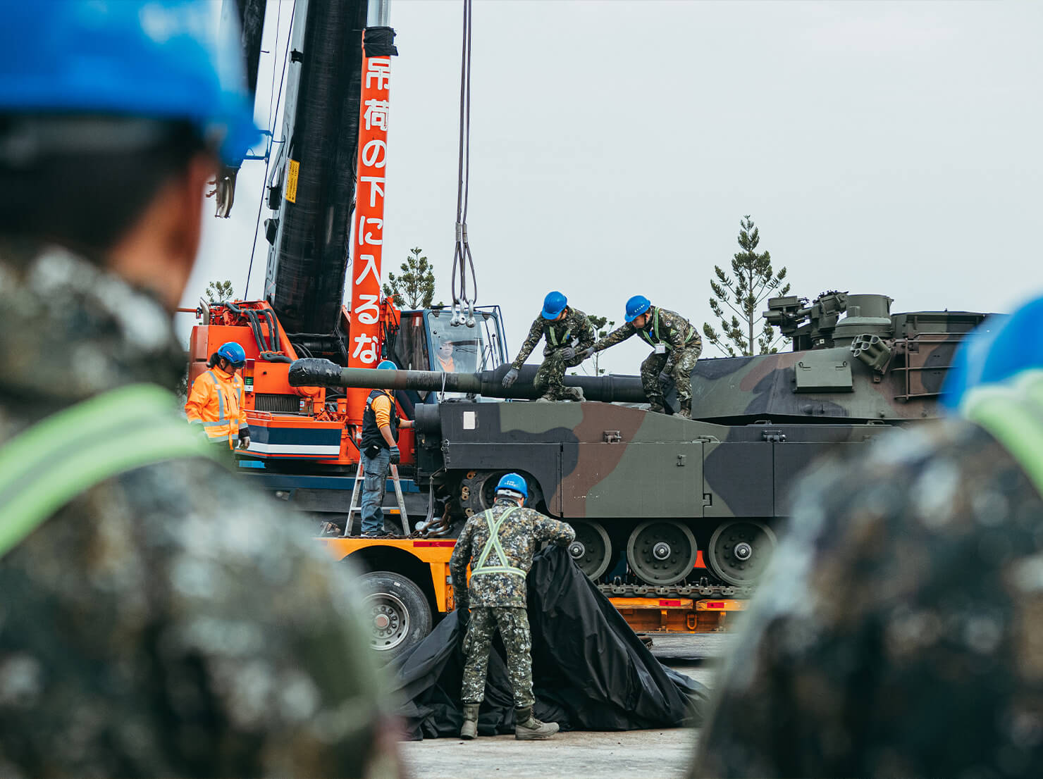 M1A2T戰車有數位化內裝及遙控槍塔等，在台灣軍事國防、整體作戰效能與戰術應用上大大提升。