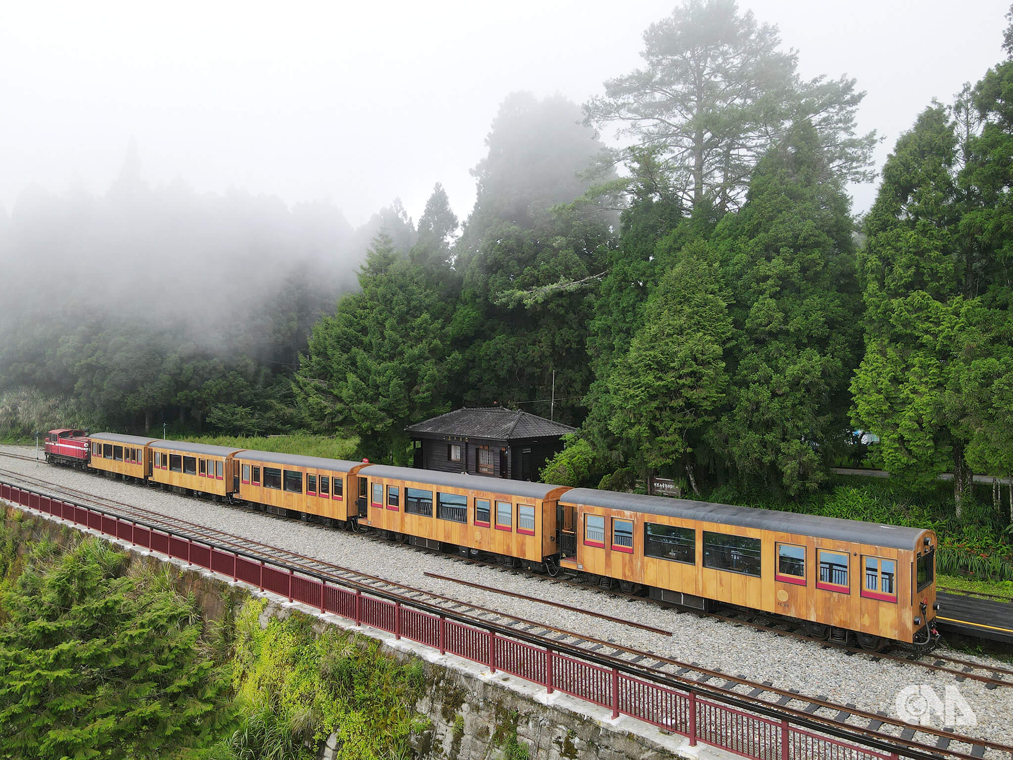 阿里山森林鐵路2009年遭莫拉克颱風重創後停駛，後續又因杜鵑颱風造成多處崩塌，歷經15年修復終於全線通車。林業署以檜木打造全新的觀光列車「福森號」，被譽為「行動美術館」。