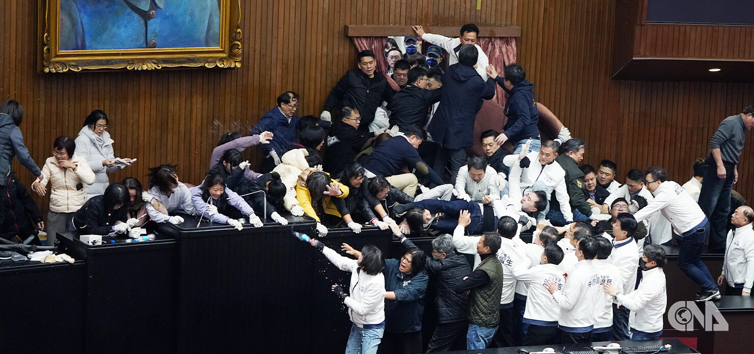 選罷法、憲法訴訟法、財劃法修法三讀引發朝野衝突，民間團體12月20日號召「青鳥」在立法院外集會，群眾在黑夜中舉手燈聲援。