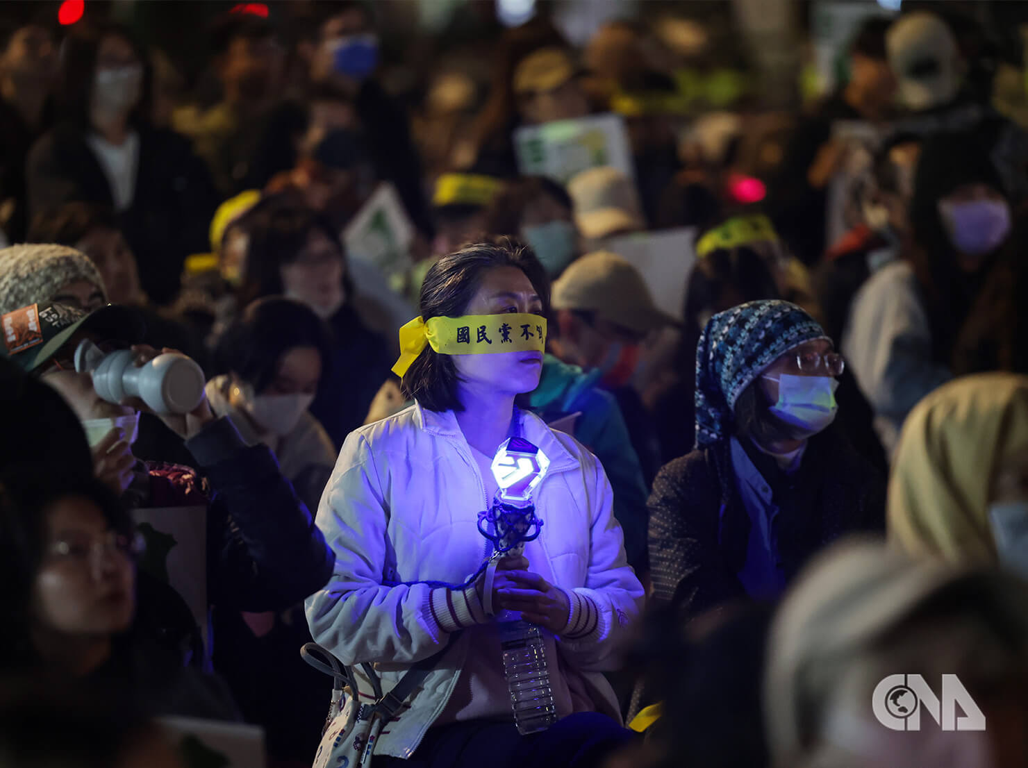 選罷法、憲法訴訟法、財劃法修法三讀引發朝野衝突，民間團體12月20日號召「青鳥」在立法院外集會，群眾在黑夜中舉手燈聲援。