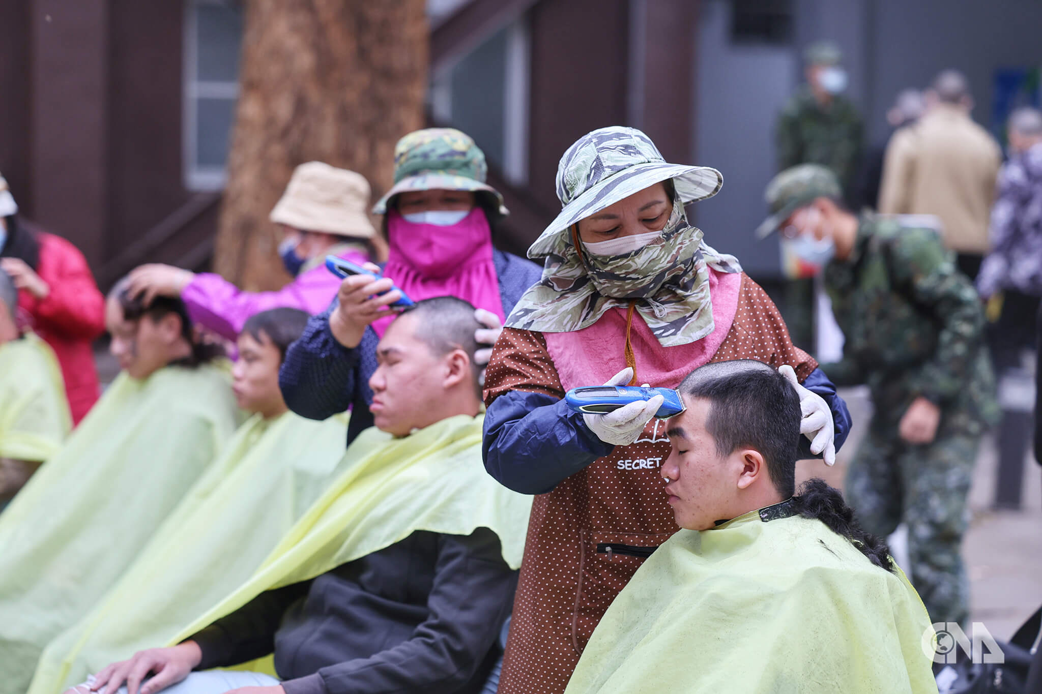 為增強國防戰力，義務役從113年起恢復為1年制，首梯655名役男在1月入營，後續要經歷8週入伍訓、18週駐地訓、7週專精訓練，以及基地訓練、聯合演訓等。圖為役男於台中成功嶺新訓中心報到後，由「髮婆」為役男理頭髮。