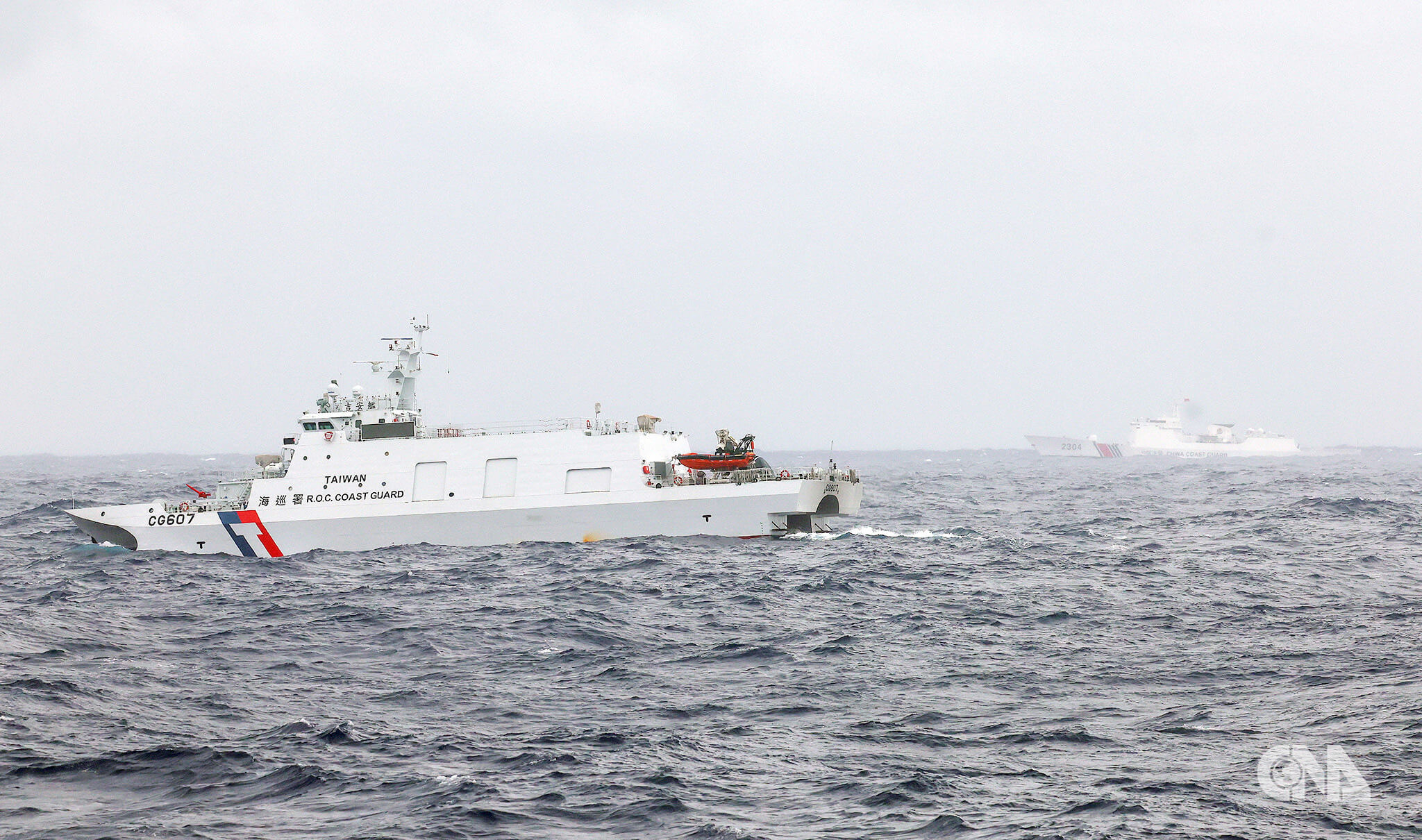 中共12月9日起在台海周邊部署大批海警與海軍船艦，中央社記者12日登海巡署八里艦至東部海域，與中國海警2304（後右）等4船目視接觸，八里艦與安平級吉安艦（左）在中國海警船隊旁持續監控。