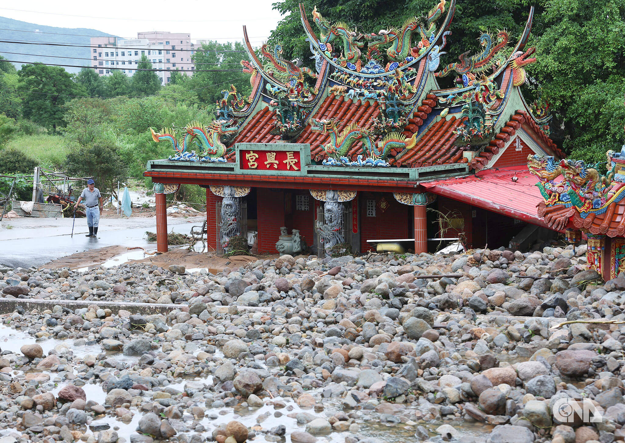 颱風山陀兒10月3日在高雄登陸後，迅速減弱成熱帶性低氣壓，但豪大雨仍造成路樹倒塌、建物毀損。新北市北海岸多處淹水，金山地區受急降雨影響，單日累積雨量破600毫米，山區道路多處淹大水，金山長興宮甚至快被土石淹沒。