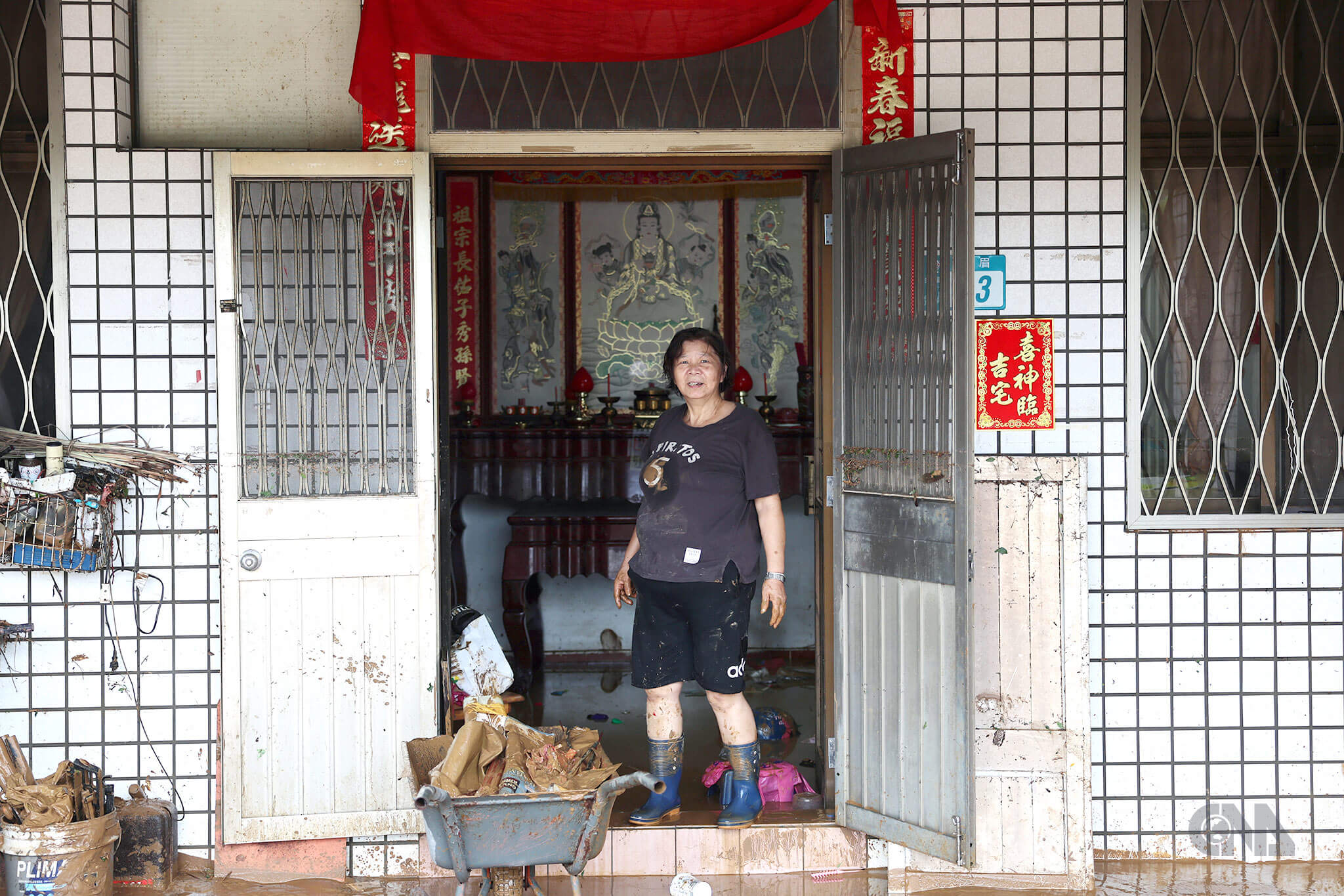 颱風山陀兒造成北海岸大豪雨災情不斷，新北市金山區一處民宅客廳滿是淤泥，居民趁著雨歇連忙清理。中央社記者趙世勳攝 113年10月5日