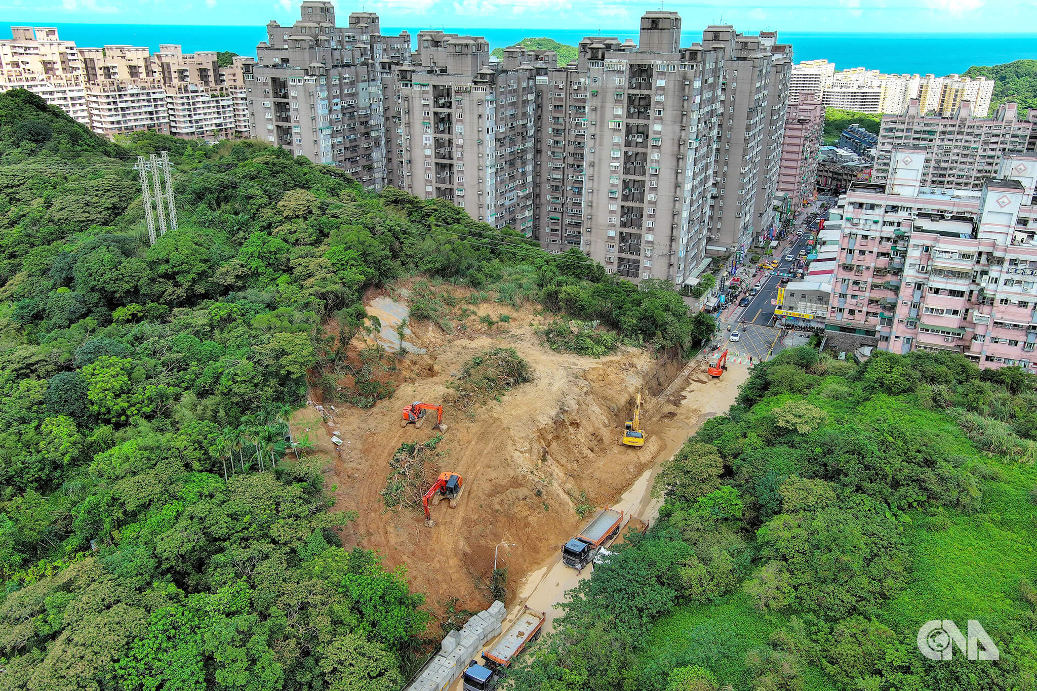 同樣受颱風山陀兒影響，基隆市新豐街海中天社區前山坡土石崩落，雙向交通受阻，市府緊急調派機具清除土石。