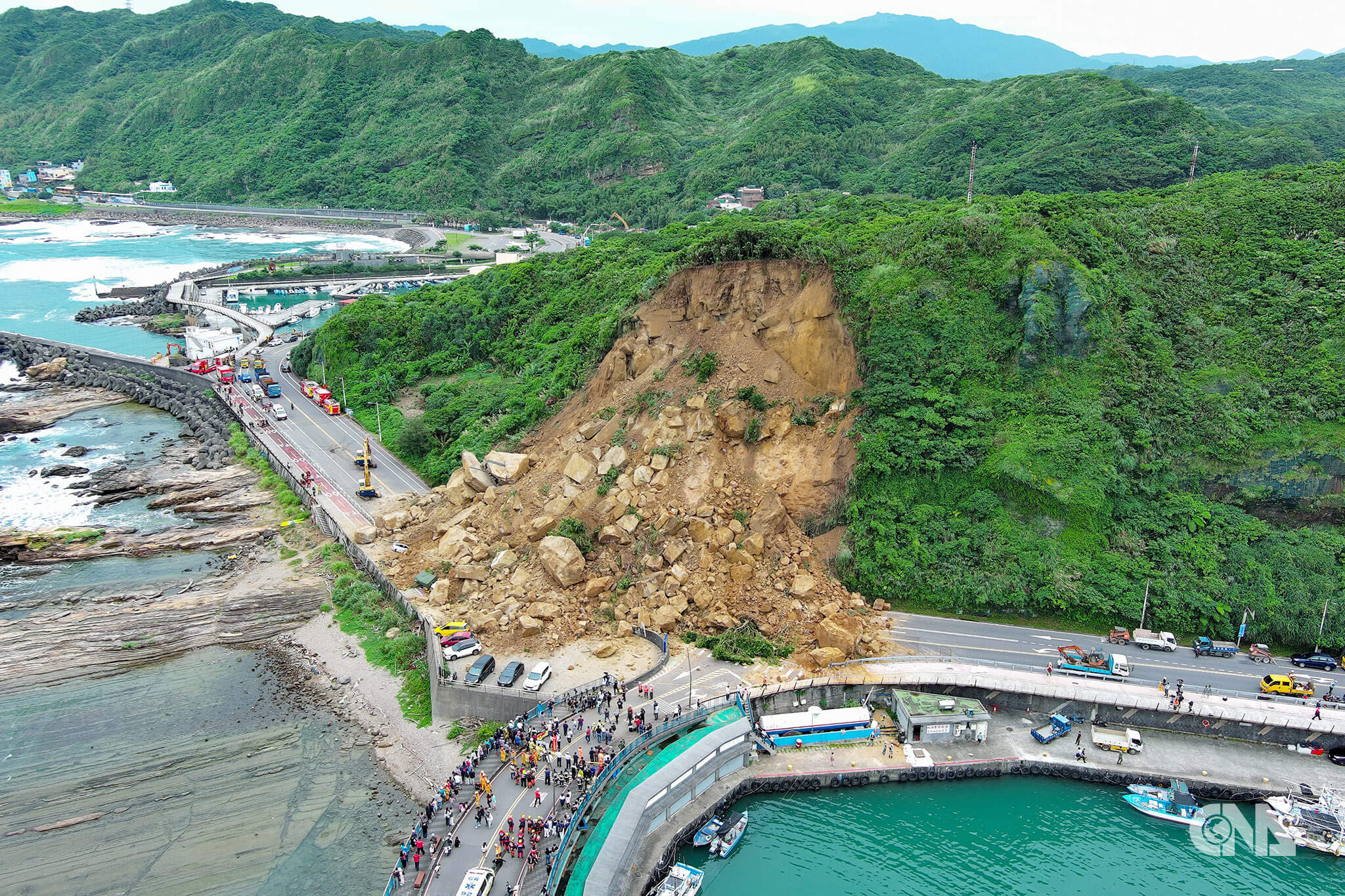 基隆市潮境公園平浪橋入口處6月3日突然發生崩塌，車輛被落石衝擊，共有9輛汽車、2輛機車受損，2名駕駛受傷送醫。